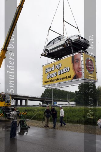 Schiphol 7 mei 2007
Jody Bernal zijn gepimpte wagen wordt omhoog getakeld aan de A4 ivm autoprogramma Pimp up my car.