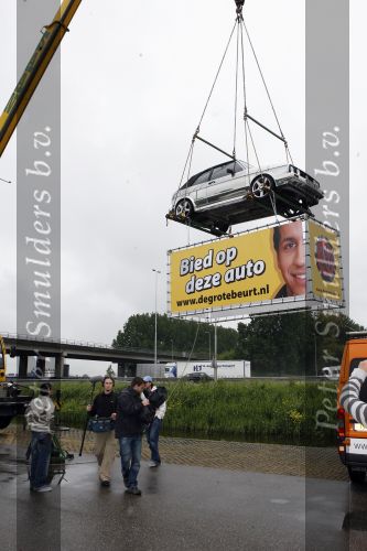 Schiphol 7 mei 2007
Jody Bernal zijn gepimpte wagen wordt omhoog getakeld aan de A4 ivm autoprogramma Pimp up my car.