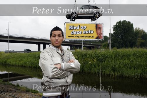 Schiphol 7 mei 2007
Jody Bernal zijn gepimpte wagen wordt omhoog getakeld aan de A4 ivm autoprogramma Pimp up my car.