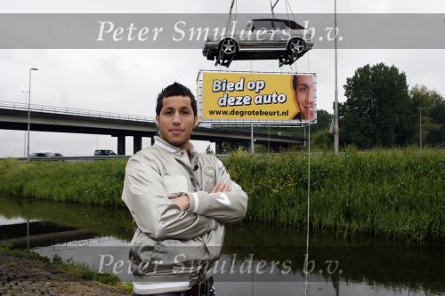 Schiphol 7 mei 2007
Jody Bernal zijn gepimpte wagen wordt omhoog getakeld aan de A4 ivm autoprogramma Pimp up my car.
