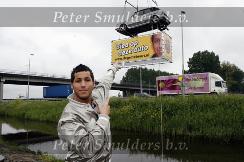 Schiphol 7 mei 2007
Jody Bernal zijn gepimpte wagen wordt omhoog getakeld aan de A4 ivm autoprogramma Pimp up my car.