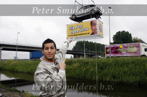 Schiphol 7 mei 2007
Jody Bernal zijn gepimpte wagen wordt omhoog getakeld aan de A4 ivm autoprogramma Pimp up my car.