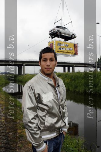 Schiphol 7 mei 2007
Jody Bernal zijn gepimpte wagen wordt omhoog getakeld aan de A4 ivm autoprogramma Pimp up my car.