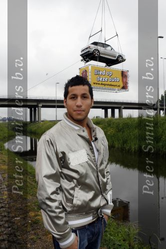 Schiphol 7 mei 2007
Jody Bernal zijn gepimpte wagen wordt omhoog getakeld aan de A4 ivm autoprogramma Pimp up my car.