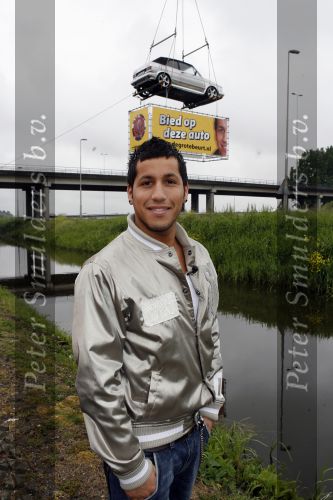Schiphol 7 mei 2007
Jody Bernal zijn gepimpte wagen wordt omhoog getakeld aan de A4 ivm autoprogramma Pimp up my car.