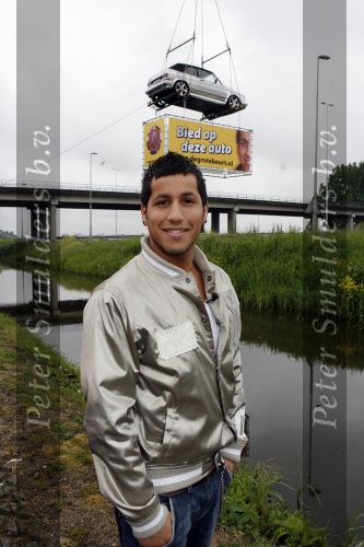 Schiphol 7 mei 2007
Jody Bernal zijn gepimpte wagen wordt omhoog getakeld aan de A4 ivm autoprogramma Pimp up my car.