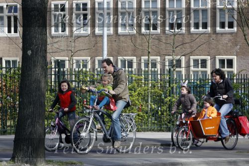 Amsterdam 5 april 2007
Johan Neijenhuis met zijn kinderen en vriendin op de fiets in amsterdam.