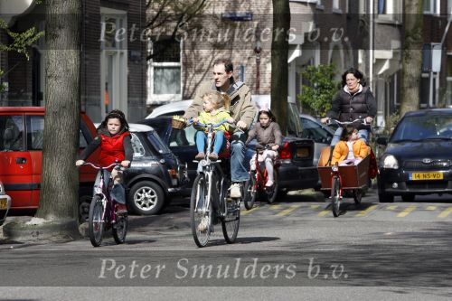 Amsterdam 5 april 2007
Johan Neijenhuis met zijn kinderen en vriendin op de fiets in amsterdam.