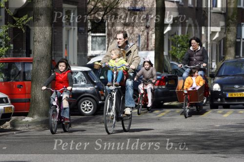 Amsterdam 5 april 2007
Johan Neijenhuis met zijn kinderen en vriendin op de fiets in amsterdam.