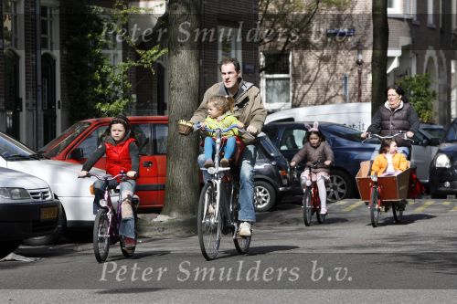 Amsterdam 5 april 2007
Johan Neijenhuis met zijn kinderen en vriendin op de fiets in amsterdam.
