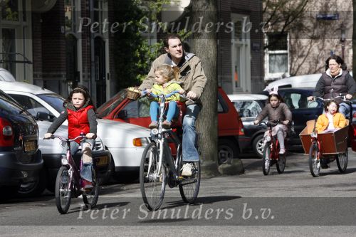 Amsterdam 5 april 2007
Johan Neijenhuis met zijn kinderen en vriendin op de fiets in amsterdam.