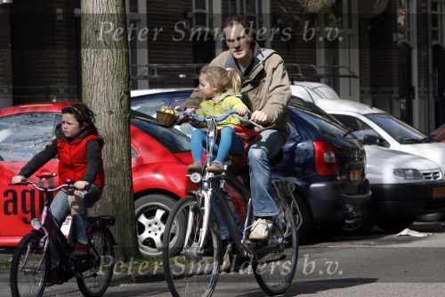 Amsterdam 5 april 2007
Johan Neijenhuis met zijn kinderen en vriendin op de fiets in amsterdam.