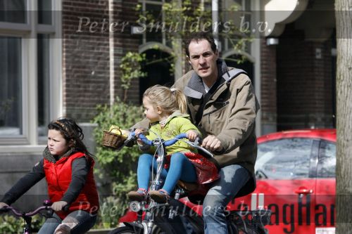 Amsterdam 5 april 2007
Johan Neijenhuis met zijn kinderen en vriendin op de fiets in amsterdam.