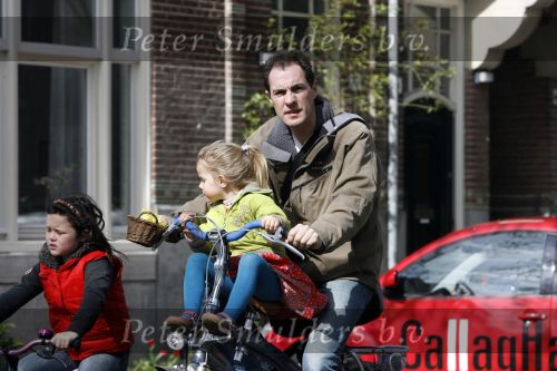 Amsterdam 5 april 2007
Johan Neijenhuis met zijn kinderen en vriendin op de fiets in amsterdam.