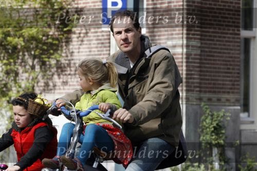 Amsterdam 5 april 2007
Johan Neijenhuis met zijn kinderen en vriendin op de fiets in amsterdam.