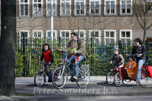 Amsterdam 5 april 2007
Johan Neijenhuis met zijn kinderen en vriendin op de fiets in amsterdam.