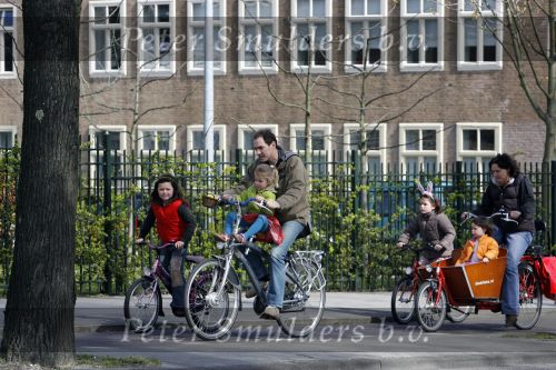 Amsterdam 5 april 2007
Johan Neijenhuis met zijn kinderen en vriendin op de fiets in amsterdam.