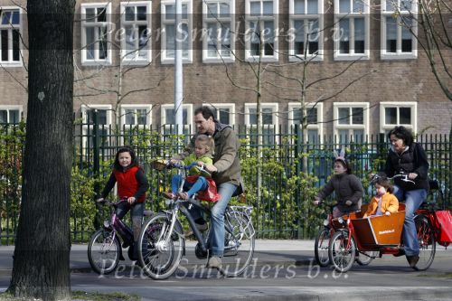 Amsterdam 5 april 2007
Johan Neijenhuis met zijn kinderen en vriendin op de fiets in amsterdam.