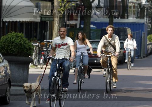 Amsterdam 16 april 2007
John  Heitinga met vriendin en honden op de fiets op de cornelis schuytstraat.