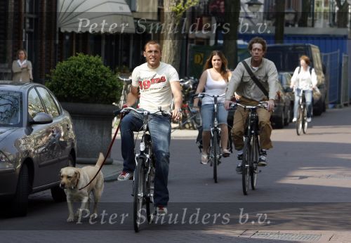 Amsterdam 16 april 2007
John  Heitinga met vriendin en honden op de fiets op de cornelis schuytstraat.