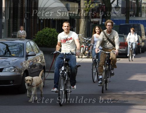 Amsterdam 16 april 2007
John  Heitinga met vriendin en honden op de fiets op de cornelis schuytstraat.