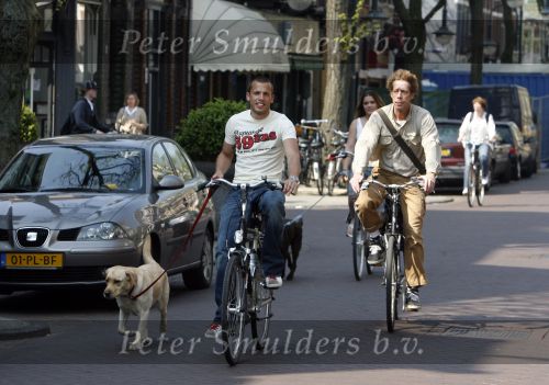Amsterdam 16 april 2007
John  Heitinga met vriendin en honden op de fiets op de cornelis schuytstraat.
