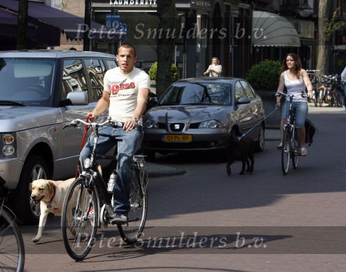 Amsterdam 16 april 2007
John  Heitinga met vriendin en honden op de fiets op de cornelis schuytstraat.