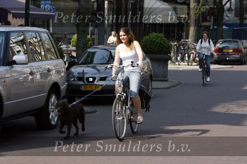 Amsterdam 16 april 2007
John  Heitinga met vriendin en honden op de fiets op de cornelis schuytstraat.