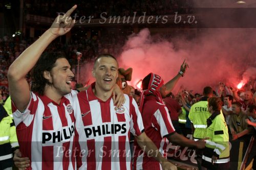 Eindhoven, 2 Mei 2007 Twee dagen na het onverwachte landskampioenschap van PSV Seizoen 2006/2007 was er een huldiging voor de PSV Selektie.
Op de foto John de Jong met Timmy Simons