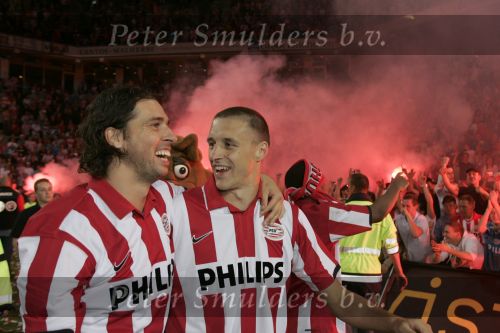 Eindhoven, 2 Mei 2007 Twee dagen na het onverwachte landskampioenschap van PSV Seizoen 2006/2007 was er een huldiging voor de PSV Selektie.
Op de foto John de Jong met Timmy Simons