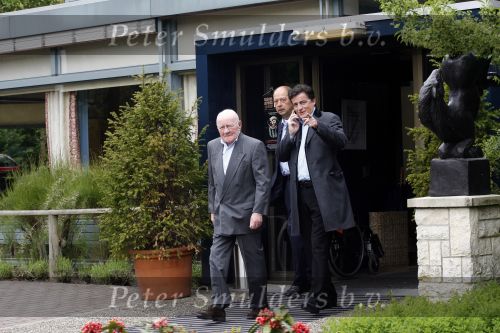 Laren 8 mei 2007
Johny Kraaykamp sr wordt door John jr opgehaaldbij het Rosa Spier huis .