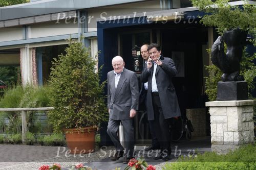 Laren 8 mei 2007
Johny Kraaykamp sr wordt door John jr opgehaaldbij het Rosa Spier huis .