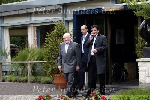 Laren 8 mei 2007
Johny Kraaykamp sr wordt door John jr opgehaaldbij het Rosa Spier huis .