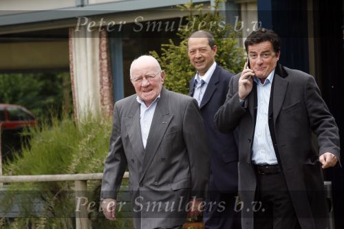 Laren 8 mei 2007
Johny Kraaykamp sr wordt door John jr opgehaaldbij het Rosa Spier huis .