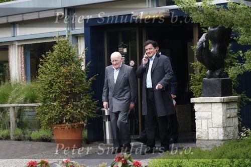 Laren 8 mei 2007
Johny Kraaykamp sr wordt door John jr opgehaaldbij het Rosa Spier huis .
