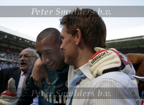 Eindhoven, 29 April 2007 Kampioenswestrijd PSV-Vitesse, eindstand 5-1
Seizoen 2006/2007 Onverwachts landskampioenschap voor PSV doordat de concurrent AZ verloor en Ajax een doelpunt tekort kwam
Keeperstrainer Joop Hiele met zijn pupil Gomes en linkss Harry v Kemenade