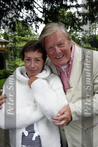Laren 8 mei 2007
Josine v Dalsum met haar man John v d Rest bij de singer in Laren.
Peter Smulders bv