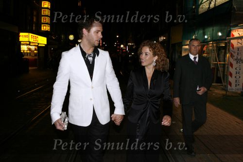 Amsterdam 7 mei 2007
Premiere amerikaanse uitvoering van de film interview in Tuschinski. Katja Schuurman en Thijs Romer onder begeleiding van de beveiliging op straat ivm rellen supporters Ajax