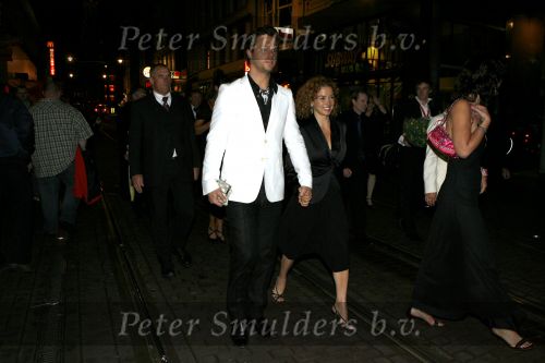 Amsterdam 7 mei 2007
Premiere amerikaanse uitvoering van de film interview in Tuschinski. Katja Schuurman en Thijs Romer onder begeleiding van de beveiliging op straat ivm rellen supporters Ajax