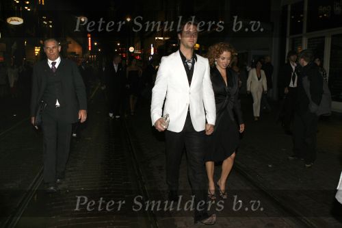Amsterdam 7 mei 2007
Premiere amerikaanse uitvoering van de film interview in Tuschinski. Katja Schuurman en Thijs Romer onder begeleiding van de beveiliging op straat ivm rellen supporters Ajax
Peter Smulders bv