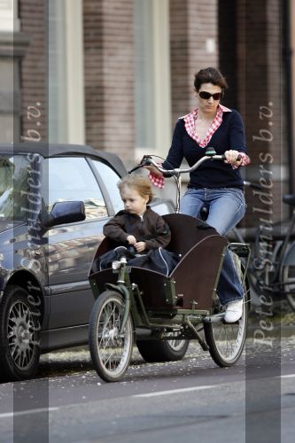 Amstedam 29 april 2007
Kim v Kooten met zoontje in de bakfiets.