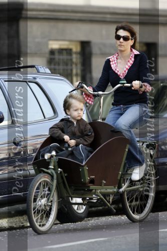 Amstedam 29 april 2007
Kim v Kooten met zoontje in de bakfiets.