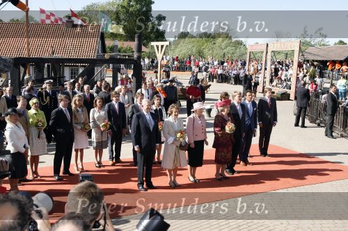 Woudrichem Den Bosch 30 april 2007
Koningin Beatrix Prins Willem Alexander Prins Friso mabel Wisse Smit Prins Constantijn Prinses Laurentien Prinses Margriet Pieter v Vollenhoven Prins Maurits Prinses Marilene Prins Bernhard jr Prinses Annette Prins Pieter Christiaan Prinses  Anita Prins Floris en Prinses Aimee koninginnedag 2007.