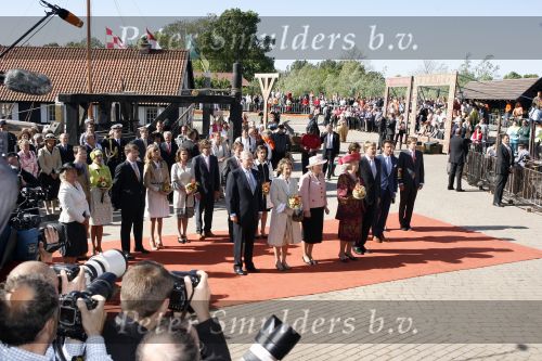 Woudrichem Den Bosch 30 april 2007
Koningin Beatrix Prins Willem Alexander Prins Friso mabel Wisse Smit Prins Constantijn Prinses Laurentien Prinses Margriet Pieter v Vollenhoven Prins Maurits Prinses Marilene Prins Bernhard jr Prinses Annette Prins Pieter Christiaan Prinses  Anita Prins Floris en Prinses Aimee koninginnedag 2007.