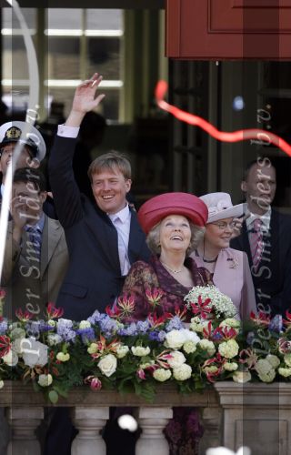 Woudrichem Den Bosch 30 april 2007
Koningin Beatrix Prins Willem Alexander Prins Friso mabel Wisse Smit Prins Constantijn Prinses Laurentien Prinses Margriet Pieter v Vollenhoven Prins Maurits Prinses Marilene Prins Bernhard jr Prinses Annette Prins Pieter Christiaan Prinses  Anita Prins Floris en Prinses Aimee koninginnedag 2007.