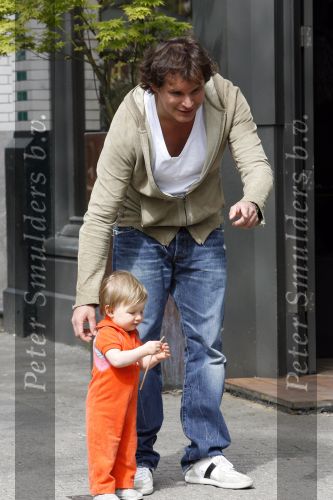 Amsterdam 22 april 2007
Leco v Zadelhoff aan het wandelen met Robbie op de c ornelis schuytstraat.