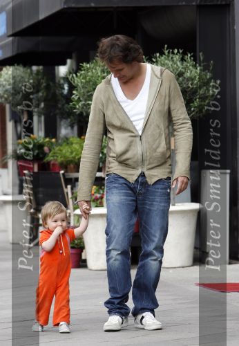 Amsterdam 22 april 2007
Leco v Zadelhoff aan het wandelen met Robbie op de cornelis schuytstraat.