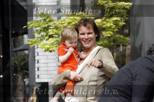 Amsterdam 22 april 2007
Leco v Zadelhoff aan het wandelen met Robbie op de cornelis schuytstraat.