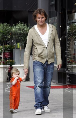 Amsterdam 22 april 2007
Leco v Zadelhoff aan het wandelen met Robbie op de cornelis schuytstraat.
Peter Smulders bv