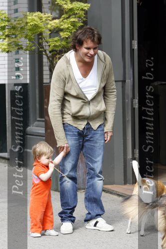 Amsterdam 22 april 2007
Leco v Zadelhoff aan het wandelen met Robbie op de c ornelis schuytstraat.